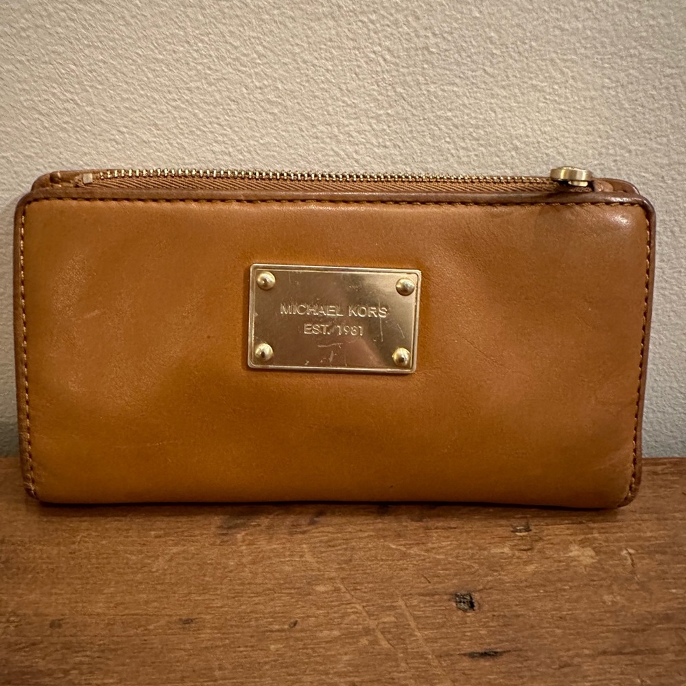 Michael Kors ⚜️ Camel Colored full sized wallet with gold accents